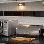 2 Bedroom Apartment At Blackpool , Top Notch Serviced Accommodation , Free Wifi